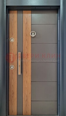 Коричневая входная дверь c МДФ панелью ЧД-01 в частный дом в Красногорске