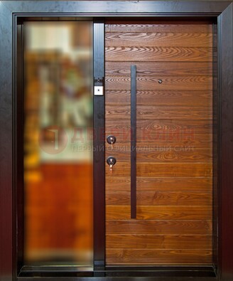 Коричневая входная дверь c МДФ панелью и стеклом ЧД-38 в частный дом в Красногорске