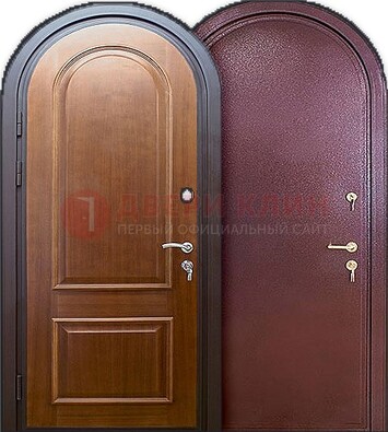 Железная арочная дверь с МДФ внутри ДА-14 в Красногорске