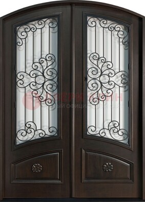 Арочная дверь со стеклом и ковкой ДА-33 в загородный дом в Красногорске