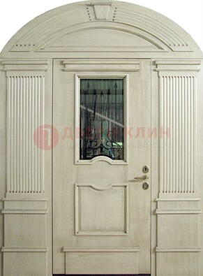 Белая входная дверь массив со стеклом и ковкой ДА-49 в Красногорске