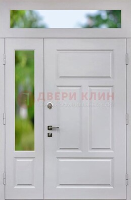 Белая полуторная железная дверь со стеклом и фрамугами ДФГ-10 в Красногорске