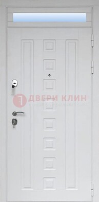 Белая металлическая дверь с фрамугой для коттеджа ДФГ-21 в Красногорске