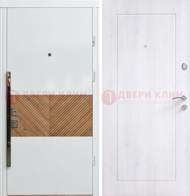 Белая железная дверь МДФ горизонтальной вставкой ДМ-265 в Красногорске