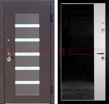 Железная коричневая дверь МДФ с темной стеклянной вставкой внутри ДМ-315 в Красногорске