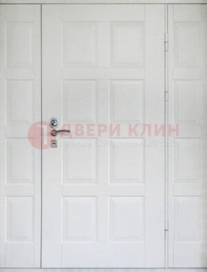 Белая входная дверь для коттеджа с МДФ ДМ-536 в Красногорске