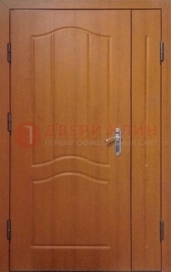 Коричневая двухстворчатая тамбурная дверь с МДФ ДМ-538 в Красногорске
