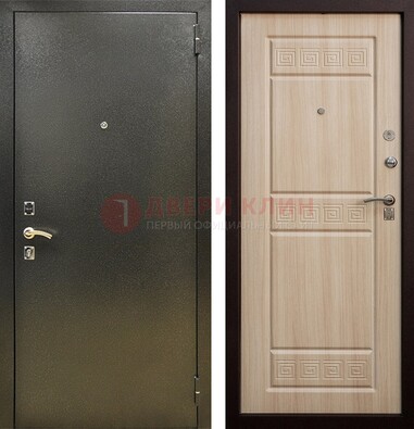Железная темно-серая дверь с порошковым напылением и МДФ с резьбой ДП-276 в Красногорске