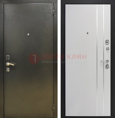 Железная темная дверь с порошковым покрытием и белая МДФ с молдингами  ДП-296 в Красногорске