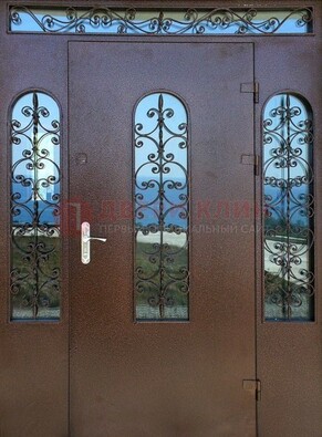 Железная парадная дверь со стеклом и ковкой ДПР-16 для общественных зданий в Красногорске