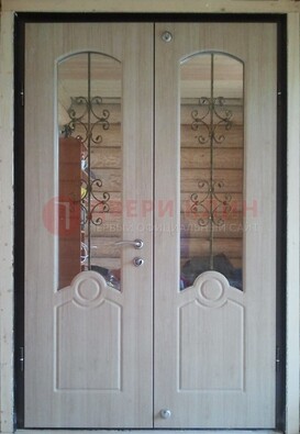 Парадная дверь со стеклянными вставками и ковкой ДПР-23 в деревянный дом в Красногорске