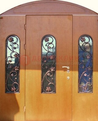 Парадная дверь со стеклянными вставками и ковкой ДПР-28 в общественное здание в Красногорске