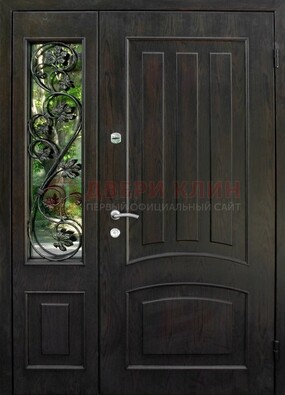 Парадная дверь со стеклянными вставками и ковкой ДПР-31 в кирпичный дом в Красногорске