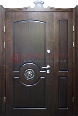 Коричневая парадная дверь с украшением ДПР-52 с утеплением в Красногорске