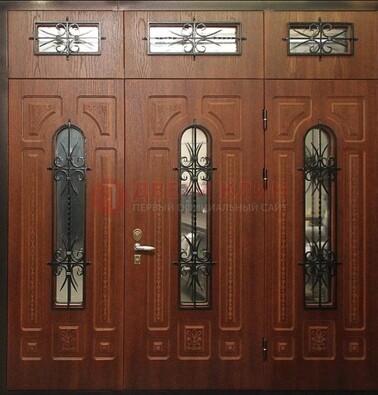 Парадная дверь с металлическими вставками и ковкой ДПР-72 в дом в Красногорске