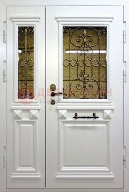 Белая парадная металлическая дверь со стеклом и ковкой ДПР-83 в Красногорске