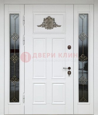 Белая входная парадная дверь со стеклом и ковкой ДПР-92 в Красногорске