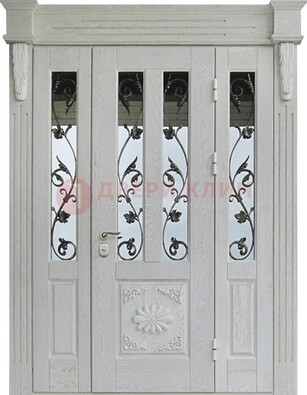 Входная парадная дверь со стеклом и ковкой в белом цвете ДПР-93 в Красногорске