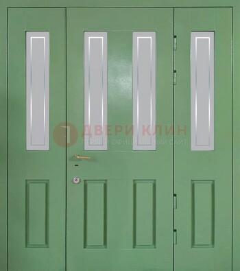 Зеленая металлическая дверь со стеклом ДС-26 в Красногорске