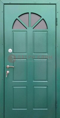 Зеленая стальная дверь со стеклом для дома ДС-28 в Красногорске