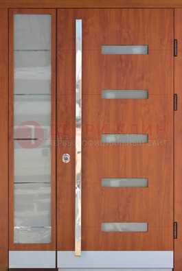 Коричневая металлическая дверь со стеклом ДС-72 в Красногорске
