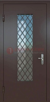 Темная металлическая дверь с решеткой и стеклом ДС-7 в Красногорске