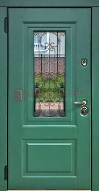 Зеленая металлическая дверь со стеклом и ковкой ДСК-113 в Красногорске