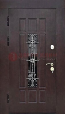 Коричневая уличная дверь со стеклом и ковкой ДСК-114 в Красногорске