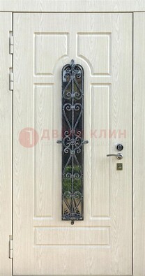 Светлая стальная дверь со стеклом и ковкой ДСК-118 в Красногорске