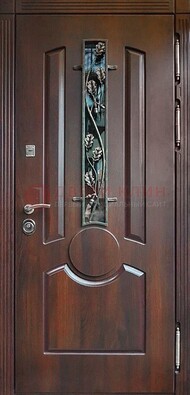 Темная железная дверь со стеклом и ковкой для кирпичного дома ДСК-136 в Красногорске