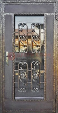 Коричневая наружная дверь порошок со стеклом и ковкой ДСК-160 в Красногорске