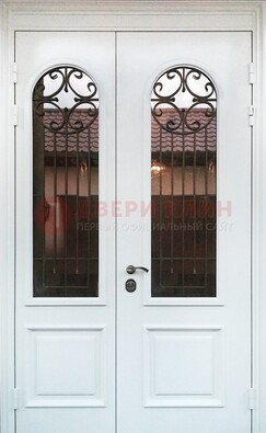 Белая стальная дверь стекло с ковкой и филенкой ДСК-201 в Красногорске