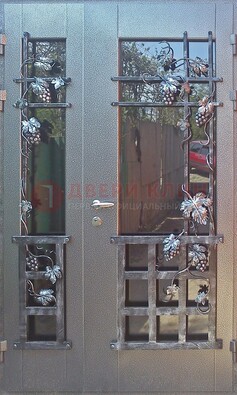 Распашная уличная дверь Порошок со стеклом и ковкой ДСК-221 в Красногорске