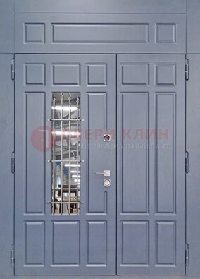 Серая двухстворчатая дверь Винорит со стеклом и ковкой ДСК-234 RAL 7024 в Красногорске