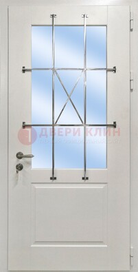 Белая простая железная дверь Винорит со стеклом и ковкой ДСК-257 в Красногорске