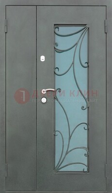 Двухстворчатая железная дверь со стеклом и ковкой ДСК-40 в Красногорске