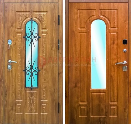 Входная дверь со стеклом и ковкой ДСК-54 для частного дома в Красногорске