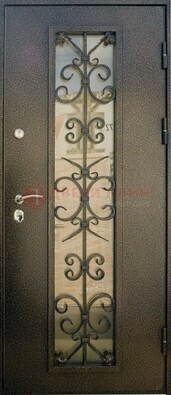 Входная дверь Дверь со стеклом и ковкой черного цвета ДСК-76 для веранды в Красногорске