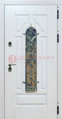 Белая остекленная металлическая дверь с ковкой ДСК-98 в Красногорске