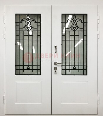 Белая двухстворчатая уличная дверь Винорит со стеклом ДСТ-4 в Красногорске