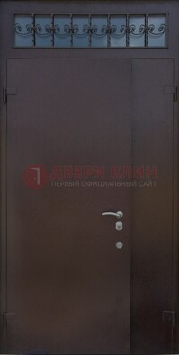 Коричневая тамбурная дверь со стеклянными вставками и ковкой ДТМ-39 в Красногорске