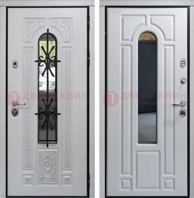 Белая стальная дверь с виноритом и ковкой снаружи ДВТ-197 в Красногорске