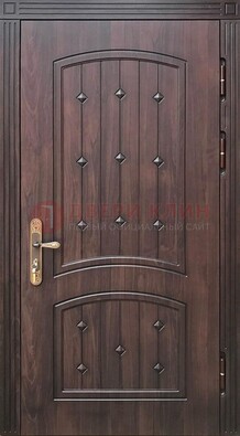 Коричневая уличная дверь с виноритом для дома ДВТ-235 в Красногорске