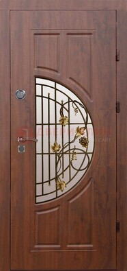 Стальная коричневая дверь с виноритом и ковкой ДВТ-82 в Красногорске