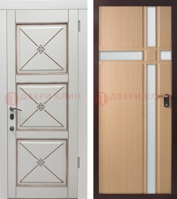 Белая уличная дверь с зеркальными вставками внутри ДЗ-94 в Красногорске