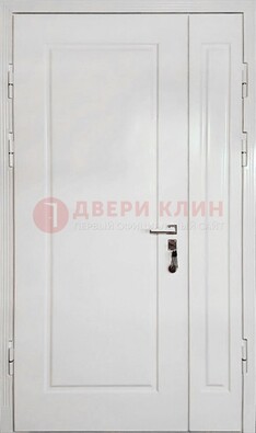 Полуторная металлическая дверь с МДФ в белом цвете ПЛ-24 в Красногорске
