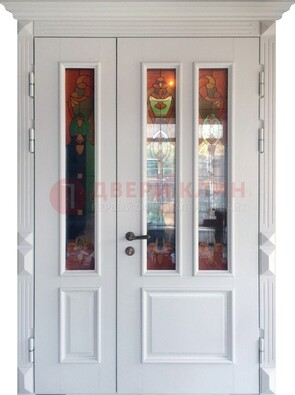 Белая полуторная металлическая дверь с витражом ВЖ-12 в Красногорске
