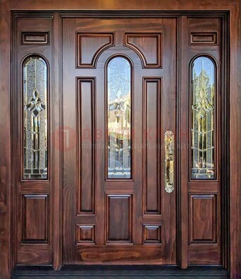 Железная классическая дверь с массивом дуба и витражом ВЖ-18 в Красногорске