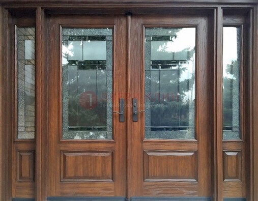 Распашная стальная дверь с массивом с витражом и фрамугами ВЖ-21 в Красногорске