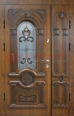 Коричневая двухстворчатая железная дверь с МДФ и витражом ВЖ-32 в Красногорске